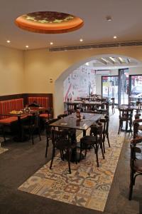 برج ماربل في بيروت: غرفة طعام مع طاولات وكراسي في مطعم