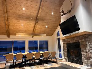 a conference room with a table and a fireplace at Le Quai 163 in La Macaza