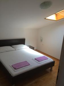 Łóżko lub łóżka w pokoju w obiekcie Apartment Šušanj