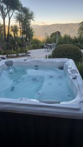 a jacuzzi tub with a view of the desert at Finca Villa Rosita 26 in Copacabana