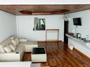 a living room with a couch and a table at ม่อนทับเบิก รีสอร์ท ภูทับเบิก in Ban Maeo Thap Boek