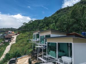a house on the side of a hill at ม่อนทับเบิก รีสอร์ท ภูทับเบิก in Ban Maeo Thap Boek