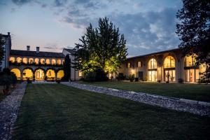 een groot gebouw met een gazon ervoor bij Agriturismo Corte Ruffoni in Zevio