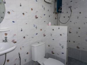 a bathroom with a toilet and a sink and a shower at ม่อนทับเบิก รีสอร์ท ภูทับเบิก in Ban Maeo Thap Boek