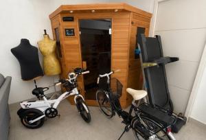 a room with two bikes and a tv in a room at Cité château de Carcassonne in Berriac