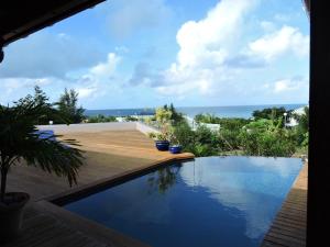 聖馬丁島的住宿－villa Colibri，从房子里可欣赏到游泳池的景色
