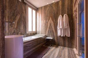 Un baño de Hotel Liassidi Palace