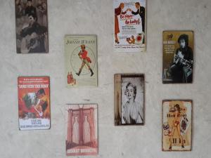 Un mur avec une bande de vieilles photos. dans l'établissement Toffee House, à Nakhon Nayok