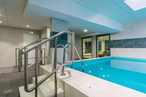 Bazén v ubytování Nemea Appart Hotel Quai Victor Tours Centre nebo v jeho okolí