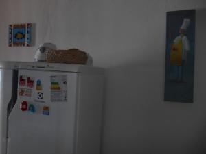 una nevera blanca en una cocina con una foto en la pared en Stella Cama e Cafe, en Salvador