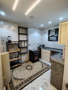 a kitchen with a stove top oven in a room at شقة للإيجار طنطا in Tanta