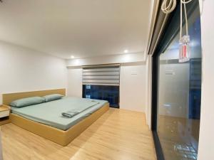 a bedroom with a bed and a window at Sun Uban City Hà Nam in Quang Ãm