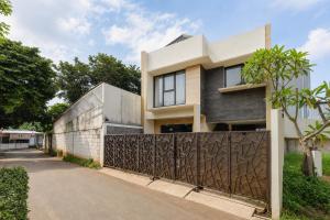 a house with a fence in front of it at RedDoorz Syariah near Green Park Jatiwarna in Bekasi