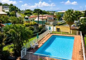 an overhead view of a swimming pool at a resort at Le Palmier Bleu, Spacious Duplex with Pool in Schœlcher