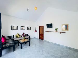 a living room with a couch and a table at Sanctuary Homestay Battambang in Phumĭ Don Téav