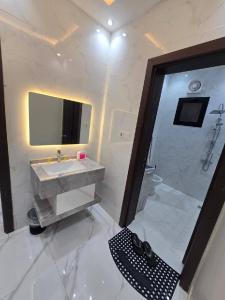 a bathroom with a sink and a shower at شالية ورد in Rayyis +10 photos