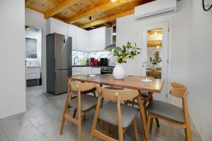 a kitchen with a table and chairs and a refrigerator at The 2D Stay in Theológos