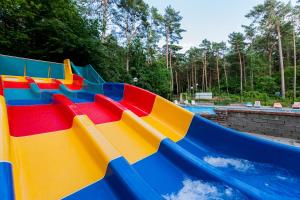 eine bunte Wasserrutsche in einem Wasserpark in der Unterkunft Gryf Domki Pobierowo in Pobierowo