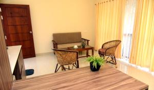 a living room with a table and chairs at Villa Varkala in Varkala