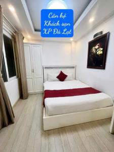 a bedroom with a bed with a sign that says can the match even my dd at Khách Sạn Căn Hộ XP -Đà Lạt in Da Lat