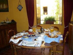 - une table en bois avec de la nourriture et des boissons dans l'établissement Le Pra de Pé, à Cotignac