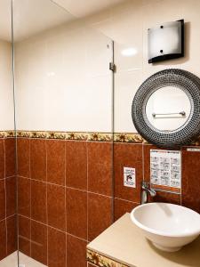 a bathroom with a sink and a mirror at Apartment Angeluz in San Andrés