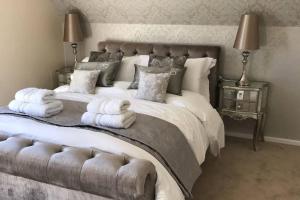 A bed or beds in a room at Luxury 3 Bed Home by the Lake