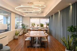 an office with tables and chairs and plants at Meliá Lisboa Oriente in Lisbon