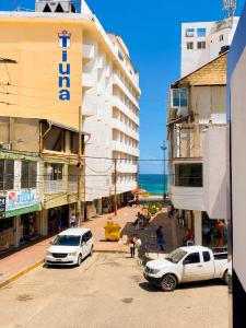 two cars parked on a street in front of a building at Apartment Angeluz in San Andrés