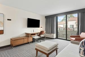ein Hotelzimmer mit Schreibtisch und Fernseher in der Unterkunft Courtyard by Marriott Columbus in Columbus