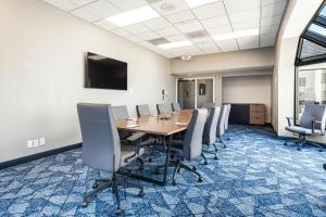 ein Konferenzraum mit einem Holztisch und Stühlen in der Unterkunft Courtyard by Marriott Columbus in Columbus + 49 Fotos