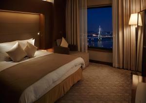 a hotel room with a large bed and a window at Niagara Hotel in Seoul