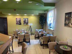 a restaurant with tables and chairs in a room at Motel Pieprzyk in Kołobrzeg