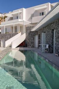 ein Swimmingpool vor einem Haus in der Unterkunft Relux in Dhānghora