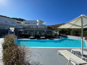 ein großer Swimmingpool vor einem Haus in der Unterkunft Relux in Dhānghora