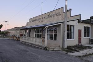 an old building on the side of a street at Central Otago Hydeaway in Hyde