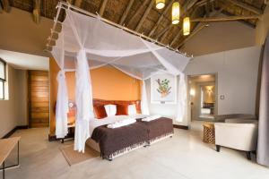 Tempat tidur dalam kamar di Safarihoek Lodge