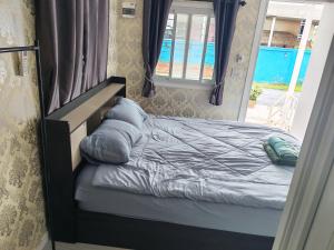 a bedroom with a bed with a view of a pool at Breeze Homestay in Nong Khai