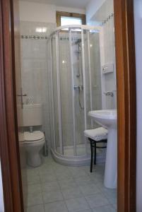 ein Badezimmer mit Dusche, Toilette und Waschbecken in der Unterkunft Hotel Marea in Grado + 92 Fotos