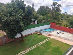 an overhead view of a backyard with a swimming pool at The Metro Hotel in Panhāla
