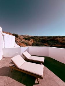 two chairs sitting on a balcony with a view at Maison Blanche in Vóthon