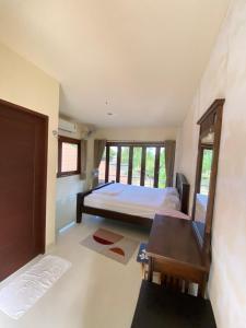 a bedroom with a bed and a desk in it at TNP place in Thong Nai Pan Yai