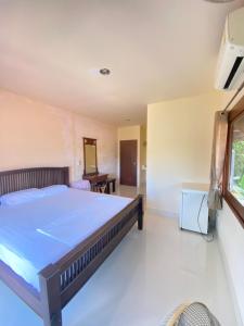 a bedroom with a bed and a desk at TNP place in Thong Nai Pan Yai +21 photos