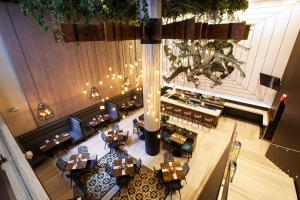 an overhead view of a restaurant with tables and chairs at INNSiDE by Meliá New York Nomad in New York