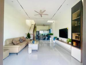 a living room with a couch and a tv at Mẹ Nhím homestay in Chung Cap