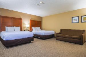 a hotel room with two beds and a couch at Comfort Inn Ottawa Kansas in Ottawa +23 photos