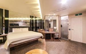 a bedroom with a large bed and a desk at Ulsan Seongnam Hotel Mar in Ulsan