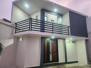 a house with a balcony on the side of it at departamento para Hospedaje en zacatlan in Zacatlán +3 photos