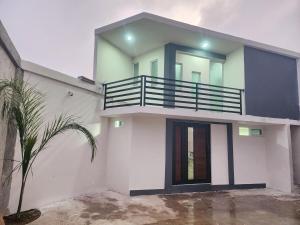 a house with a balcony on top of it at departamento para Hospedaje en zacatlan in Zacatlán