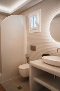 ein Badezimmer mit weißer Toilette und Waschbecken in der Unterkunft Alkyoni Beach Hotel in Naxos Chora